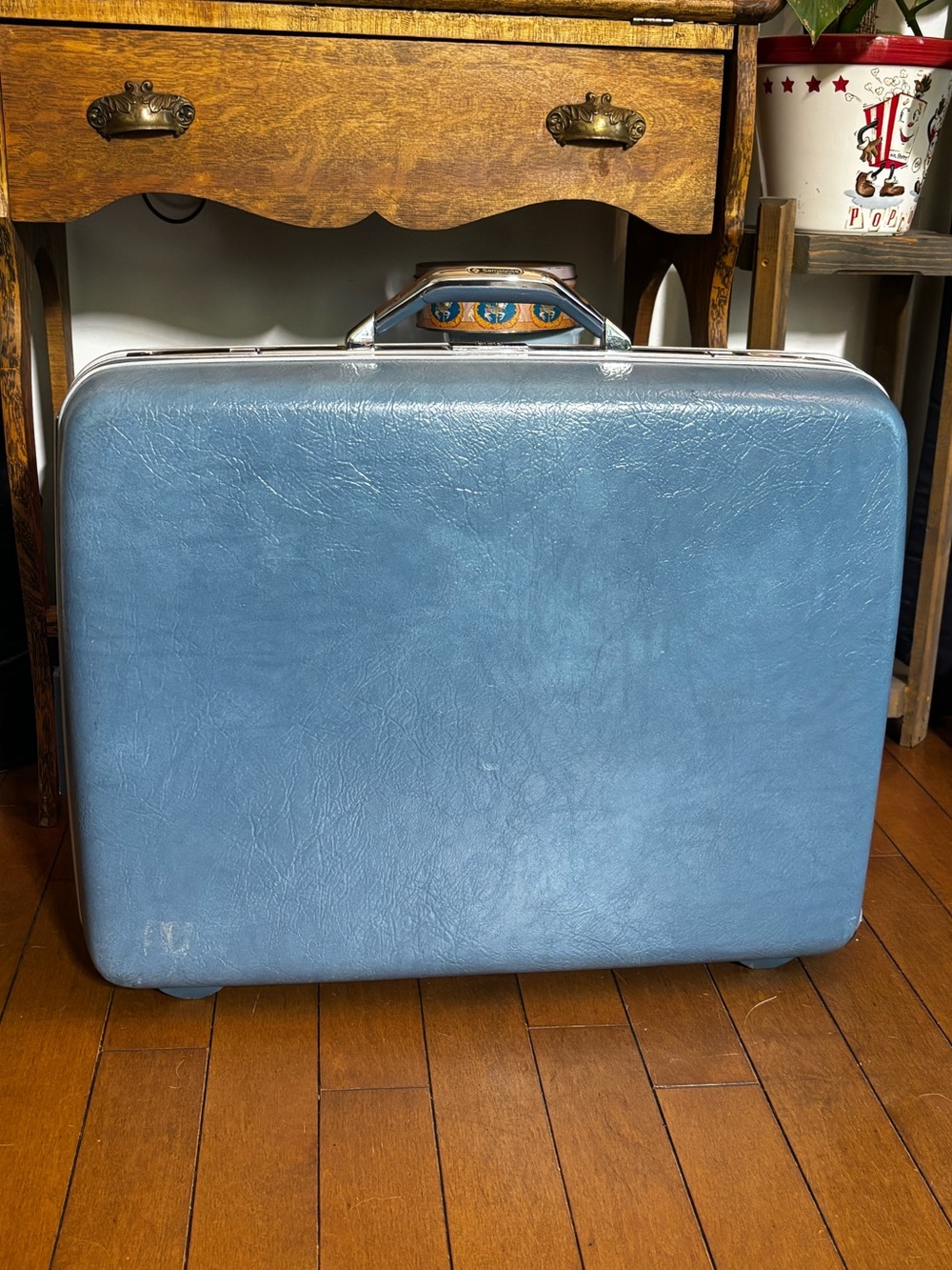Samsonite Silhouette II hardshell vinyl suitcase in powder blue